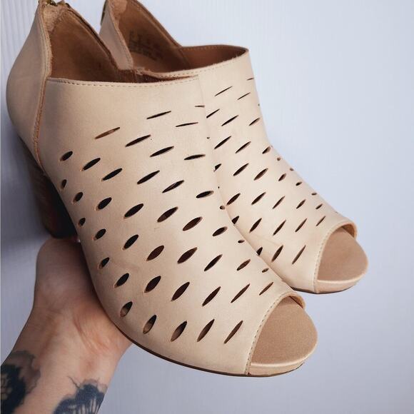 Clarks Okena Posh Peep Toe Heels 8 Perforated Comfort Career Nubuck Leather Shoe - Picture 2 of 12